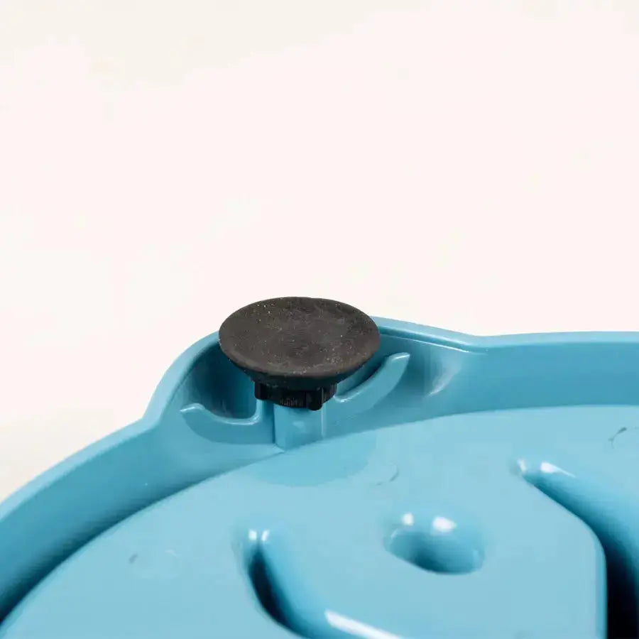Gros plan sur le couvercle anti-glouton pétrole Gamelle de Duvoplus, doté d'un bouchon en plastique bleu. Conçu comme un distributeur automatique avec des lignes douces et courbées pour un meilleur contrôle, il favorise la santé animale.