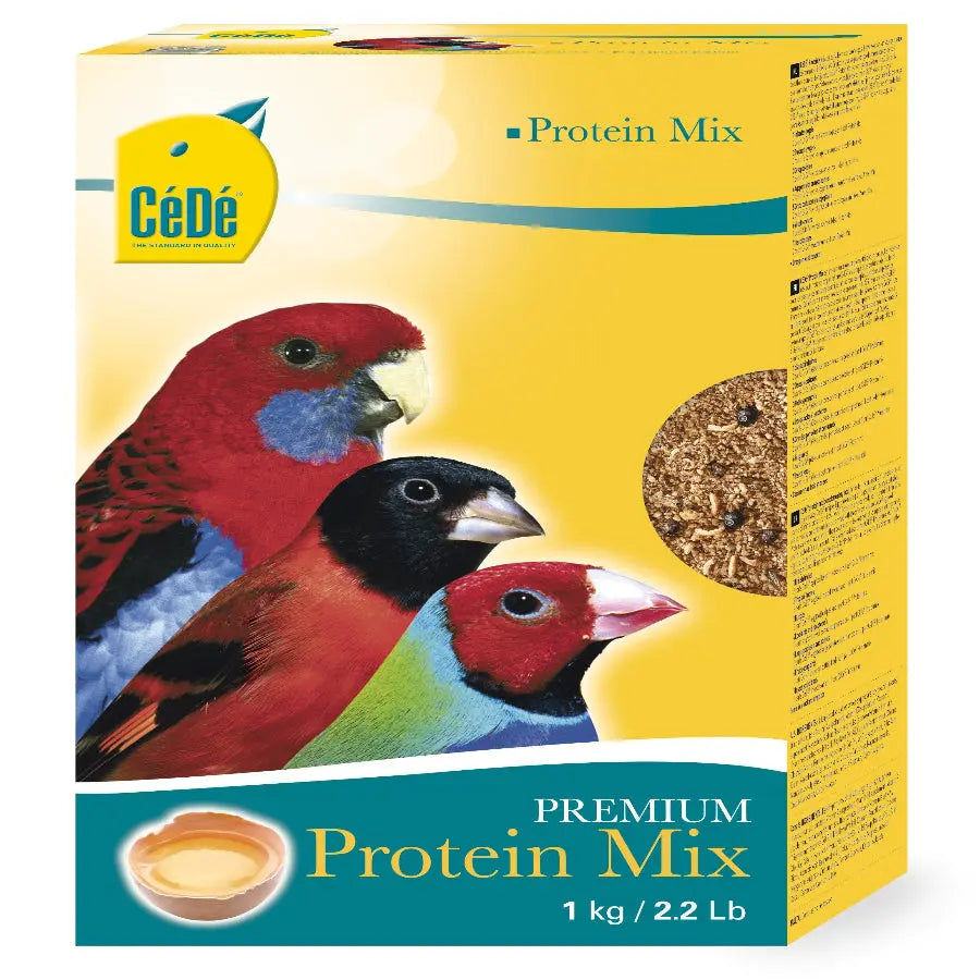 L'emballage jaune vif et bleu du Cédé mix de protéines 1 KG présente trois oiseaux colorés et un petit bol, étiqueté « mix de protéines », d'un poids net de 1 kg (2,2 lb), ce qui en fait un excellent complément nutritionnel pour oiseaux.