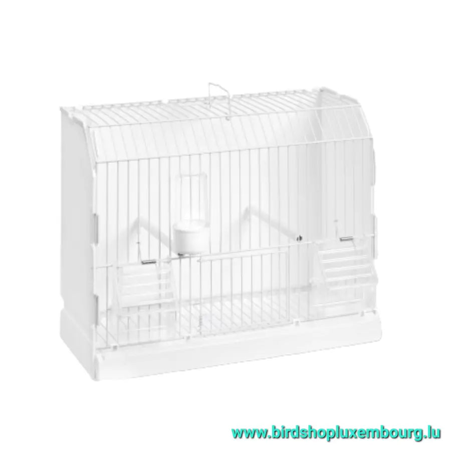 La Cage de préparation 2GR ART.315/FB3 de 2-GR est une cage à oiseaux blanche démontable dotée d'un dessus bombé, de deux petits perchoirs et d'un récipient transparent pour eau ou nourriture, avec une URL de site Web dans le coin inférieur droit.