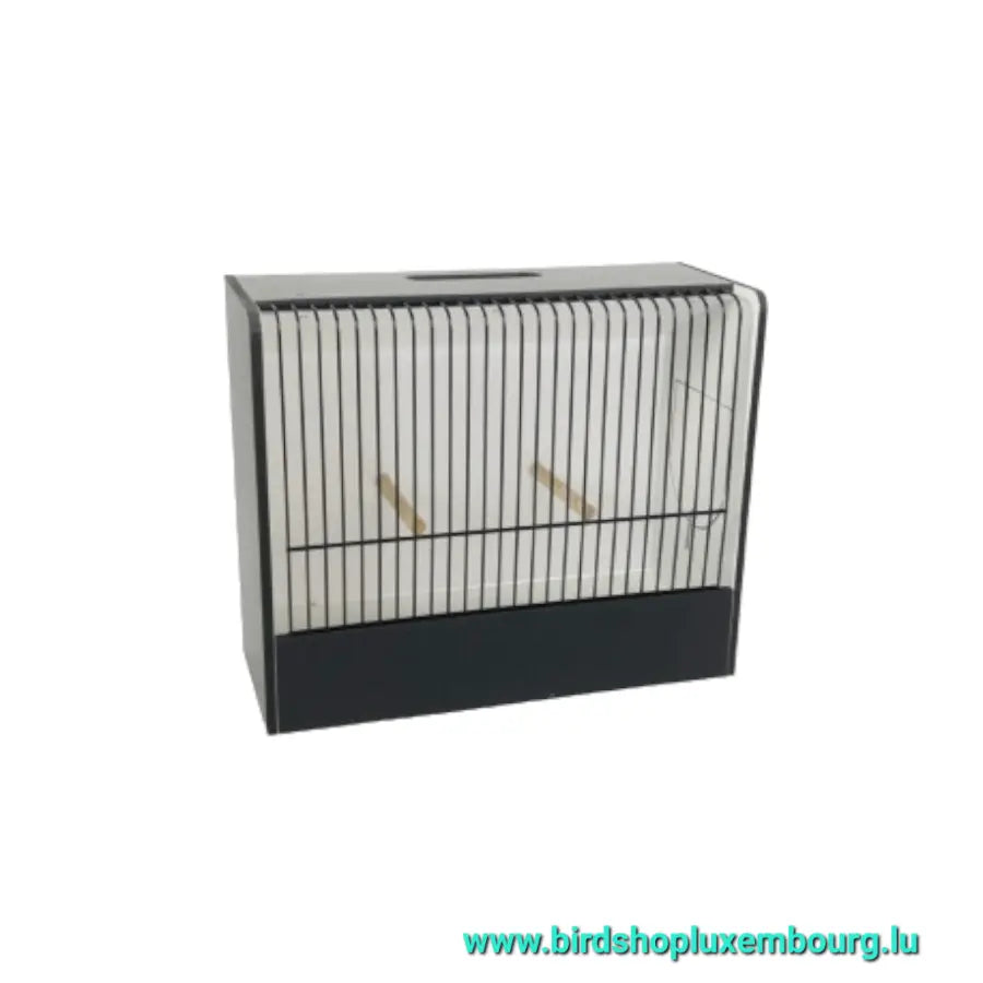 Cage à oiseaux en PVC noir avec barreaux verticaux, deux perchoirs en bois et une base rectangulaire solide pour la sécurité des oiseaux. « www.birdshopluxembourg.lu » est en texte bleu sarcelle. Produit : Cage d'exposition exotiques en PVC (27 Barreaux) par BIRD SHOP ORNITHOLOGIE LUXEMBOURG.