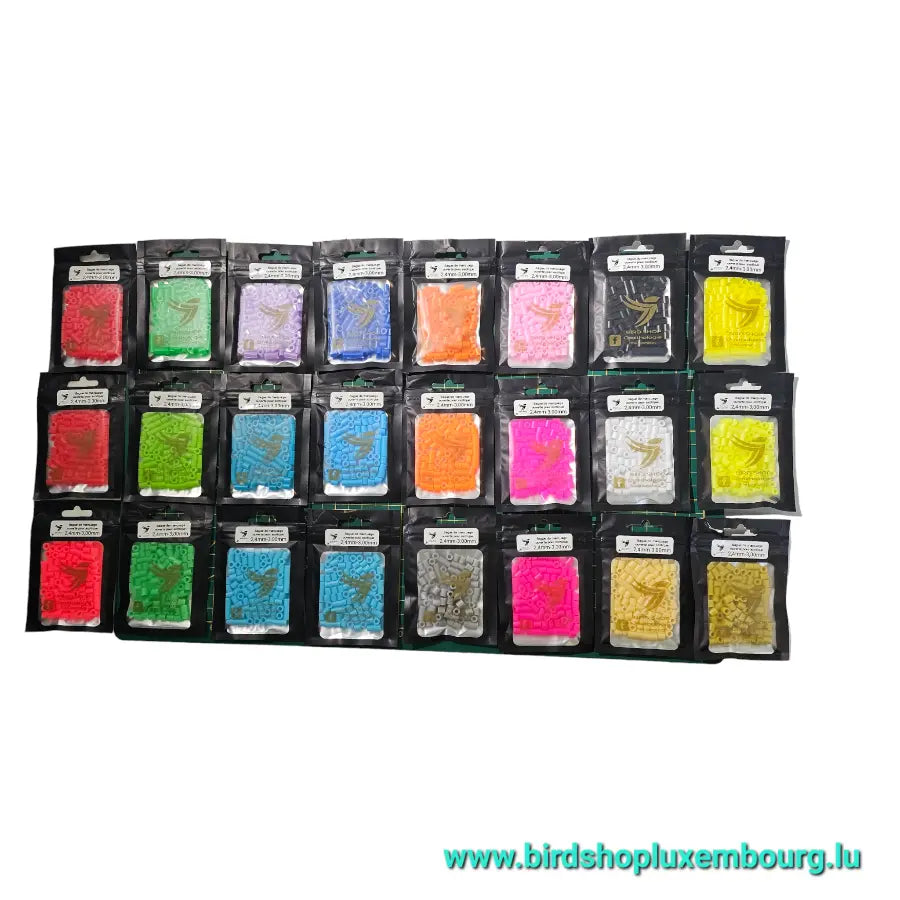 Vingt et un paquets de perles colorées sont organisés en trois rangées, avec un spectre de couleurs comme le rose, le bleu, le vert, l'orange et le jaune. La "Bague de marquage ouverte pour exotique" propose 100 pièces par paquet. Visitez www.birdshopluxembourg.lu pour la collection de BIRD SHOP ORNITHOLOGIE LUXEMBOURG.