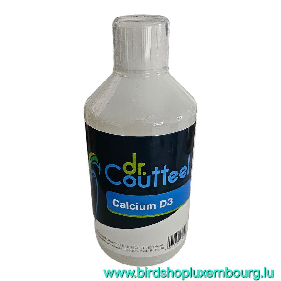 Un flacon bleu et noir « Dr.Coutteel Calcium D3 500 ml » suggère un apport efficace de calcium hydrosoluble. La base affiche birdshopluxembourg.lu, idéal pour lutter contre la carence en calcium et garantir à vos oiseaux un apport en nutriments essentiels.