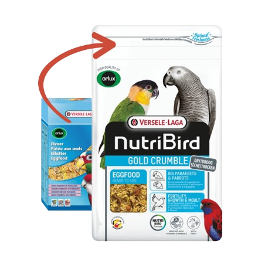 L'emballage de la nourriture pour oiseaux Versele-Laga NutriBird Gold Crumble présente des images de deux oiseaux et des détails sur le produit, avec une boîte plus petite en arrière-plan marquée « Pâtée Sèche Grandes Perruches et Perroquets - 800gr » par Orlux.
