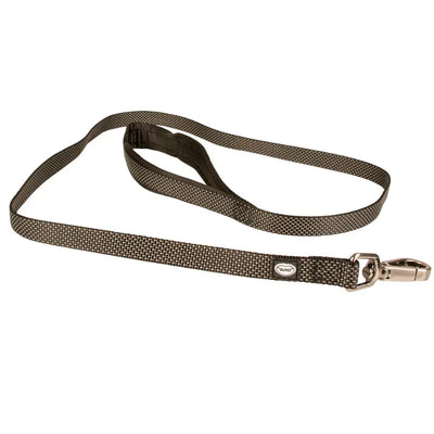 La laisse pour chien Explor Laisse Explor North en nylon noir, avec un clip en métal durable, est soigneusement enroulée pour mettre en valeur sa texture et son design. Une extrémité forme une boucle pratique pour une manipulation facile.