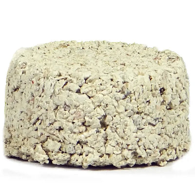 Un bloc Plus minéral dense, grisâtre et texturé 7x7,5x7,5 cm de Witte Molen présente une surface compressée avec des granules rugueux infusés de minéraux bénéfiques sur un fond blanc uni.