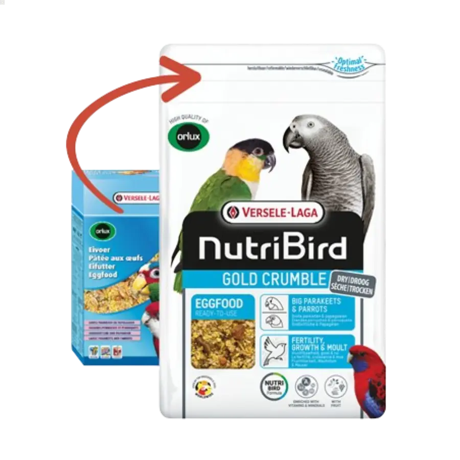 L'emballage de la nourriture pour oiseaux Versele-Laga NutriBird Gold Crumble présente des images de deux oiseaux et des détails sur le produit, avec une boîte plus petite en arrière-plan marquée « Pâtée Sèche Grandes Perruches et Perroquets - 800gr » par Orlux.