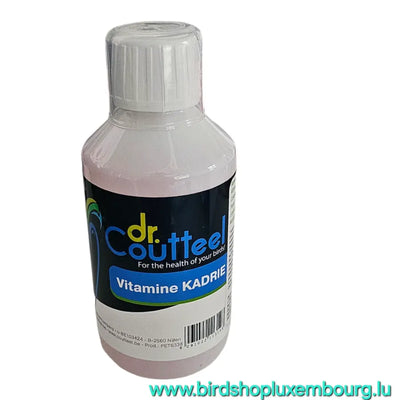 Une bouteille de 250 ml de VITAMINE KADRIE du Dr Coutteel est présentée à la verticale, avec une étiquette bleue avec un texte blanc et jaune qui met en valeur sa formule de vitamines liposolubles. Pour plus de détails, visitez www.birdshopluxembourg.lu.