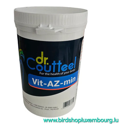 Un récipient blanc étiqueté « Dr. Coutteel VIT-AZ-MIN 250 GR » comporte un texte bleu et orange vif qui favorise la santé des oiseaux et les minéraux essentiels comme le calcium, le tout avec un couvercle sécurisé. Le lien du site Web « birdshopluxembourg.lu » est affiché en bas.