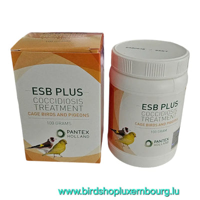 ESB PLUS 100 GR de Pantex Holland traite la coccidiose et l'atoxoplasmose chez les oiseaux de cage et les pigeons. Il est présenté dans un emballage blanc et orange avec des illustrations d'oiseaux. Visitez www.birdshopluxembourg.lu pour plus de détails.