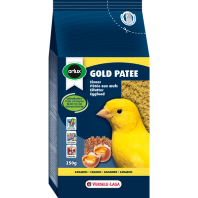 La pâtée jaune pour canaris Gold d'Orlux 1kg apporte des nutriments supplémentaires essentiels. L'emballage bleu et jaune présente un canari jaune et des rayons de miel, contenant 1 kg de nourriture pour œufs, avec un étiquetage en plusieurs langues pour une compréhension facile.